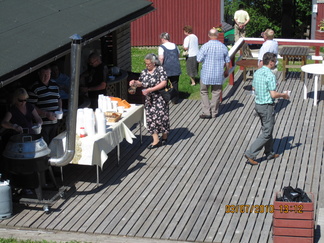 Ruokailijoita riitti Ainolassa ja lihakeitto maistui kävijöille.